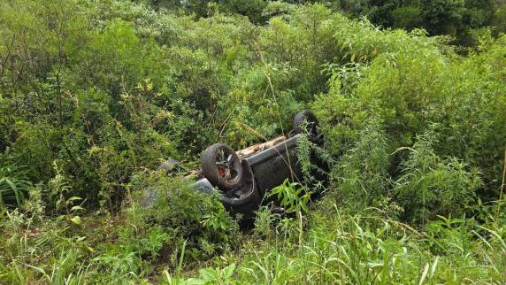 Acidente ocorreu durante chuva intensa; duas pessoas ficaram feridas, mas recusaram atendimento hospitalar