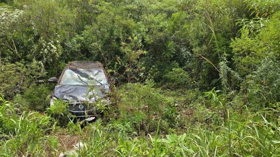 Acidente ocorreu durante chuva intensa; duas pessoas ficaram feridas, mas recusaram atendimento hospitalar