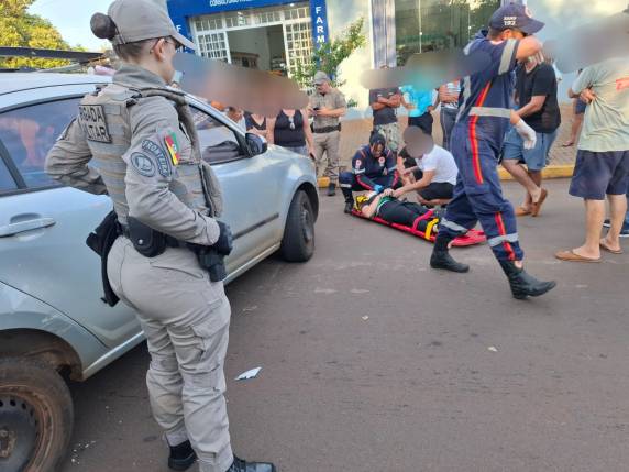 Acidente ocorreu no final da tarde desta quinta-feira (29), na Avenida Emílio Glitz, em frente ao Centro Social Urbano