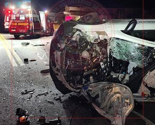 Acidente ocorreu na noite de quinta-feira (29), no km 222,5, mobilizando Bombeiros Voluntários, SAMU, PRF e Brigada Militar