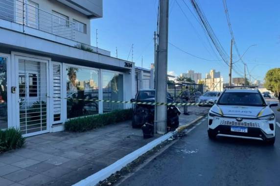 Acidente ocorreu antes das 6h na Rua Ludovico Cavinato, no bairro Santa Catarina; vítima morreu no local após a colisão.