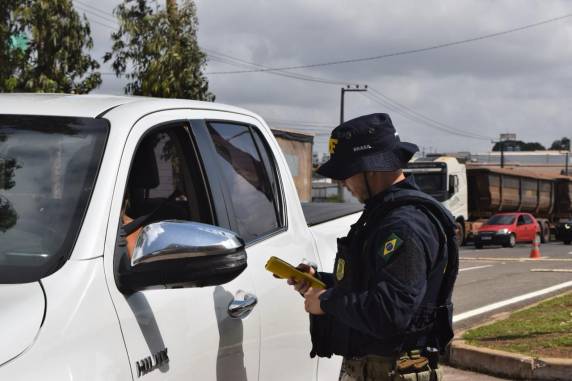 Ação ocorre nesta sexta-feira (30) com fiscalização intensificada nas rodovias federais, em parceria com a Polícia Rodoviária Estadual em Ijuí e Santa Rosa, reforçando a prevenção contra a combinação de álcool e direção no período que antecede o Carnaval.