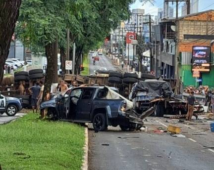 Colisão ocorreu na movimentada avenida Fernando Machado, no bairro Líder, e mobilizou diversas equipes de resgate na tarde desta sexta-feira (30).