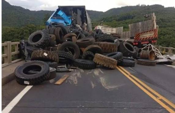 Carga de pneus se desprendeu de carreta e atingiu veículo que trafegava no sentido contrário, na divisa entre Antônio Prado e Flores da Cunha