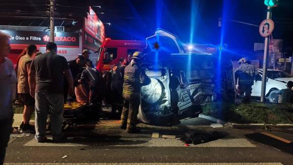 Veículo furou o sinal vermelho a atingiu outro, que tinha uma mulher grávida e duas crianças entre os passageiros