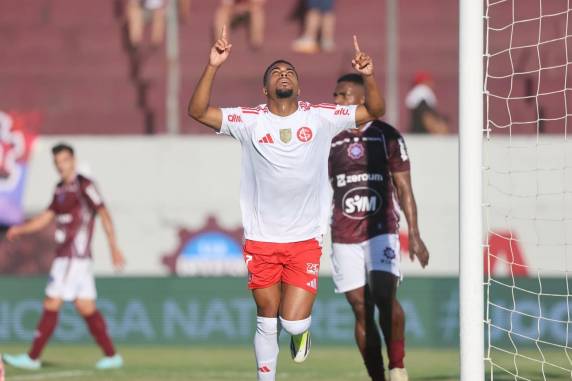 Gustavo Prado, no segundo tempo, marcou o gol do Colorado, que encerrou a primeira fase com a melhor campanha geral da competição