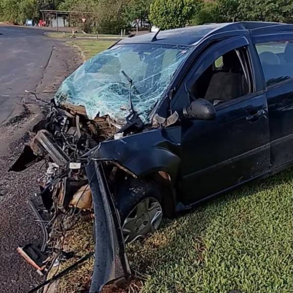 Acidente envolvendo Ford Fiesta, caminhonete e caminhão ocorreu na tarde deste sábado; vítimas foram encaminhadas ao Hospital Comunitário de Nonoai e causas serão investigadas.
