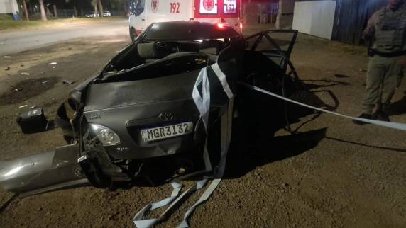 Acidente envolvendo dois carros ocorreu na Avenida Osvaldo Júlio Werlang; condutor de um dos veículos fugiu do local