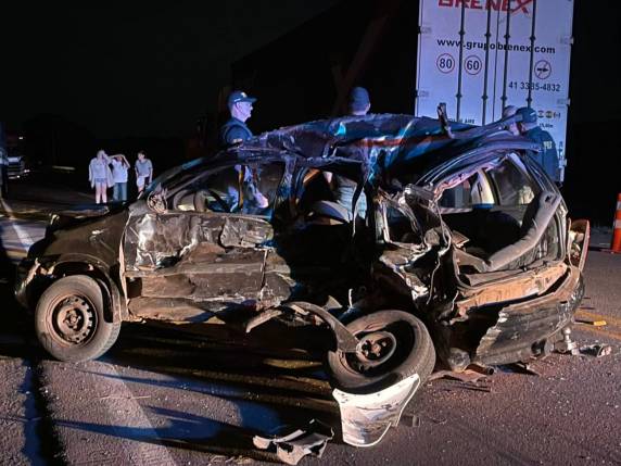 Colisão entre Corsa e carreta deixou dois mortos, incluindo um bebê de um mês, e outras três pessoas feridas na BR-285 em Carazinho.