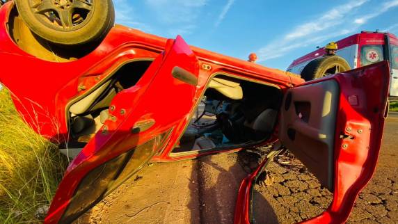 Casal ficou ferido após capotamento de Renault Clio na ERS-324, em Horizonte, distrito de Passo Fundo.