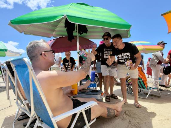 Ação do Comitê Gaúcho Eles Por Elas reuniu entidades, lideranças políticas e a sociedade em caminhada de conscientização na Praia Grande, reforçando a necessidade de prevenção, proteção às vítimas e engajamento dos homens no enfrentamento da violência de gênero.