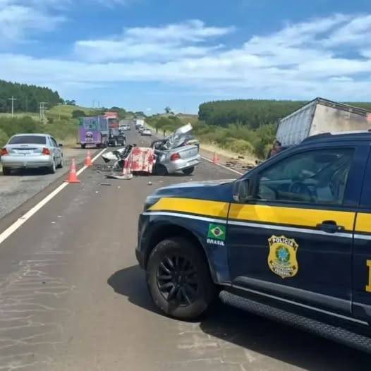 Colisão entre carro e carreta deixa dois mortos e dois feridos na BR-290, em Rosário do Sul.