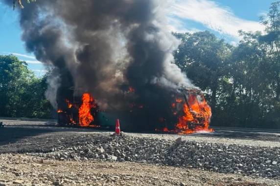 Veículo transportava funcionários fábrica de máquinas e implementos agrícolas e seguia em direção a Não?Me?Toque. Trânsito já foi liberado