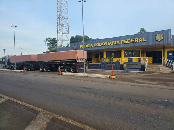 Fiscalização identificou excesso de peso superior a 13 toneladas, falha no ABS, exame toxicológico vencido e descumprimento do descanso obrigatório; veículo foi retido para regularização.