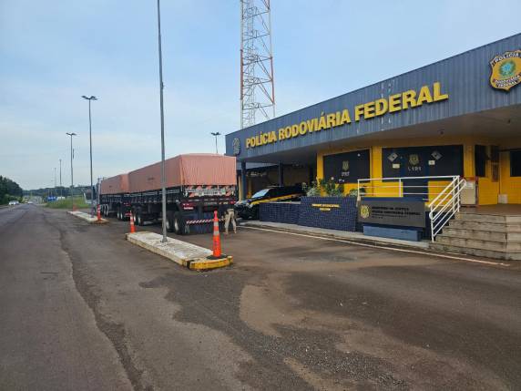 Fiscalização identificou excesso de peso superior a 13 toneladas, falha no ABS, exame toxicológico vencido e descumprimento do descanso obrigatório; veículo foi retido para regularização.