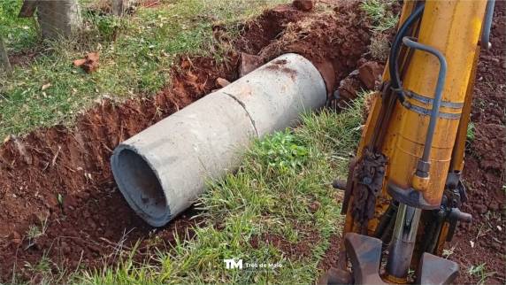 Intervenções executadas pela Secretaria de Gestão Urbana e Meio Ambiente qualificam entradas de imóveis, reforçam a segurança viária e contribuem para melhor drenagem e organização das vias.