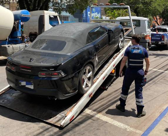 Abordagem da Guarda Municipal de Trânsito na Avenida Brasil identificou multas e IPVA em dívida ativa, resultando na remoção do veículo ao pátio do Detran.