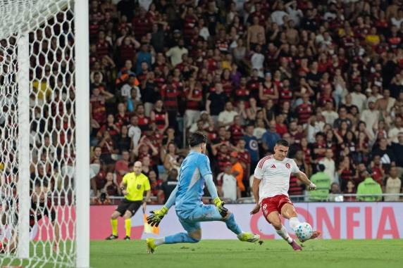 Colorado abriu placar na etapa inicial com Borré, mas Arrascaeta deixou tudo igual