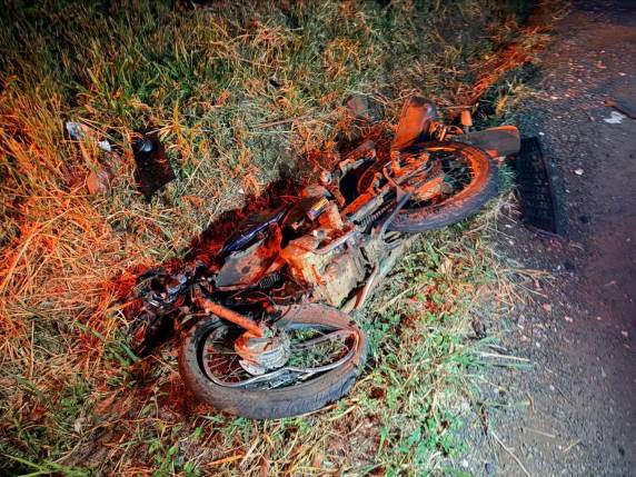 Motociclista foi encaminhado ao Hospital São Francisco com suspeita de fratura; ocupantes dos carros não se feriram.