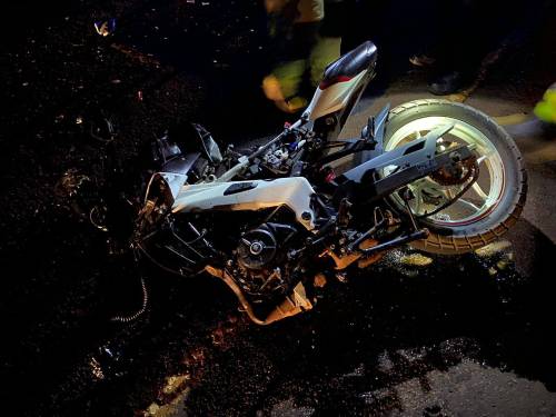 Acidente ocorreu na Rota 13, envolvendo uma motocicleta Bajaj Rouser NS200 e uma Fiat Strada; vítima chegou a ser socorrida, mas não resistiu.