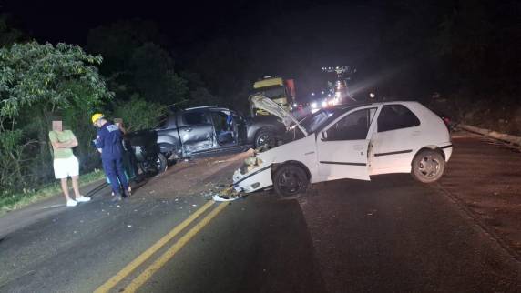 Acidente envolveu uma Ford Ranger e um Fiat Palio na noite desta sexta-feira (06); um dos condutores tentou fugir do local
