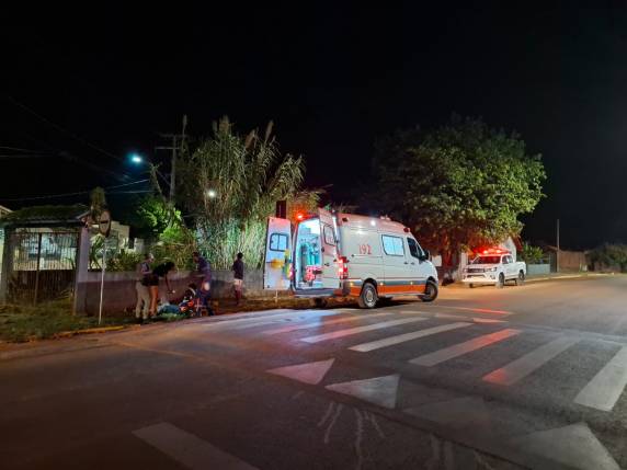 Vítima foi socorrida pelo SAMU e encaminhada ao Hospital de Clínicas; motorista prestou auxílio no local