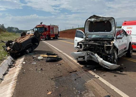 Colisão próxima ao trevo de Esmeralda resultou em capotamento e deixou motorista preso às ferragens