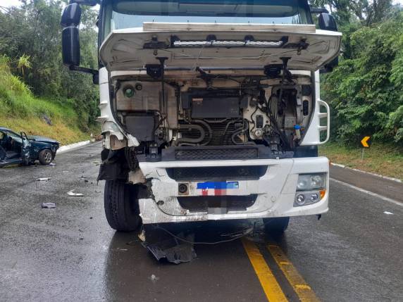 Bombeiros e SAMU foram acionados; três pessoas ficaram feridas e foram encaminhadas ao hospital