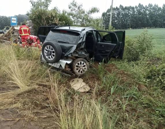 Acidente envolvendo Vectra e CrossFox ocorreu próximo à Cotriel, em Granja do Silêncio; motorista ficou preso às ferragens e não resistiu aos ferimentos.