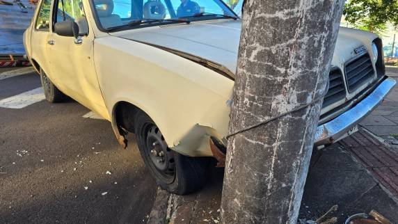 Veículo foi encontrado pela Guarda Municipal sem condutor; dentro do carro havia vidros quebrados e uma mancha de sangue no encosto do banco, o que será investigado pelas autoridades.