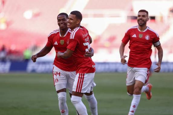 Colorado abriu o placar com Aguirre, tomou o empate em seguida de Felipe Rangel, mas passou novamente à frente com belo de Bernabei