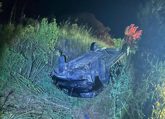 Acidente envolveu um Gol com quatro ocupantes; três recusaram atendimento e um foi encaminhado ao hospital com suspeita de lesão na coluna.