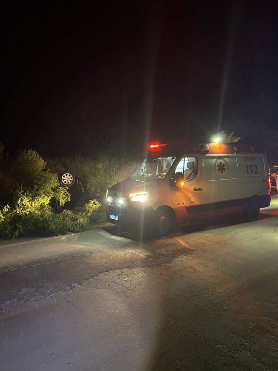 Acidente envolveu um Gol com quatro ocupantes; três recusaram atendimento e um foi encaminhado ao hospital com suspeita de lesão na coluna.