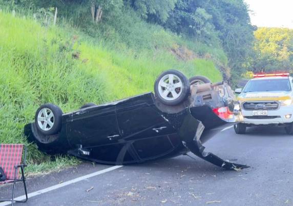 Colisão envolvendo Honda Civic e VW Gol mobilizou bombeiros e resgate na tarde deste domingo; vítimas foram encaminhadas ao Hospital de Itá com ferimentos leves.