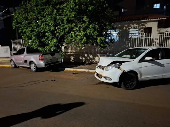 Fiat Siena atingiu uma GM Montana estacionada próximo à agência do Sicredi; não houve feridos