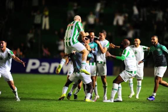 Equipe alviverde fez 3 a 2 no time da Capital e vai enfrentar o Grêmio na próxima fase. Decisão será no Alfredo Jaconi