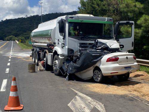 Crime ocorreu na divisa entre União da Vitória (PR) e Porto União (SC); após os disparos, o suspeito fugiu e jogou o carro contra um caminhão no Trevo da GR.