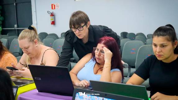 Treinamento da Jornada Pedagógica 2026 abordou intencionalidade no uso de tecnologias e linguagem computacional para fortalecer práticas inclusivas e apoiar estudantes com déficit de aprendizagem.