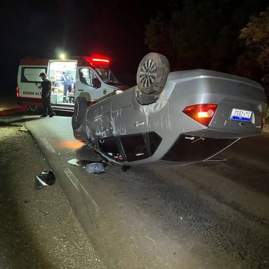 Acidente ocorreu à noite nas proximidades do Restaurante do Signor; duas pessoas estavam no veículo e uma foi encaminhada ao hospital com ferimentos leves