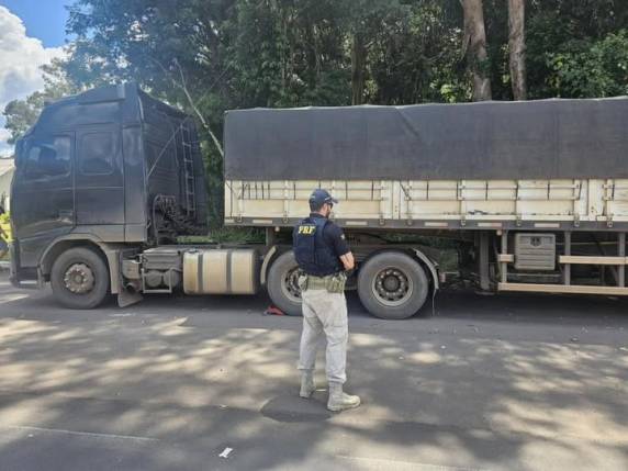 Veículo emplacado em Agudo tinha cerca de uma tonelada acima do permitido; motorista também estava com exame toxicológico vencido e descumpriu regra de descanso obrigatório