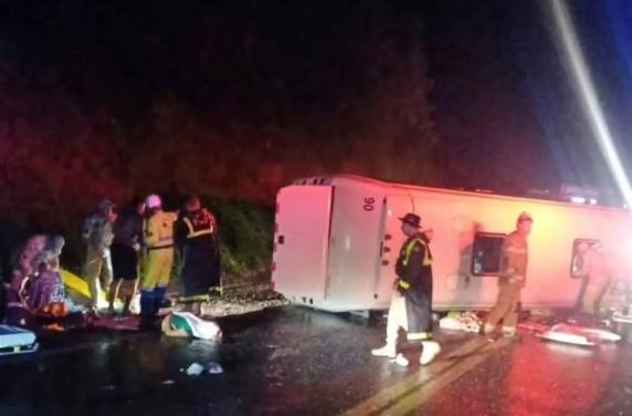 Veículo com placas do Paraguai transportava cerca de 23 pessoas e tombou sobre a pista no km 254; rodovia permanece interditada