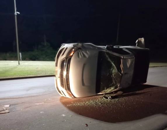 Acidente na rotatória da Perimetral Sul provocou tombamento de caminhonete e bloqueio parcial do trânsito