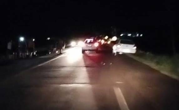 Colisão entre Gol e Honda 150C ocorreu na noite de quinta-feira (12) e mobilizou Corpo de Bombeiros e PRF