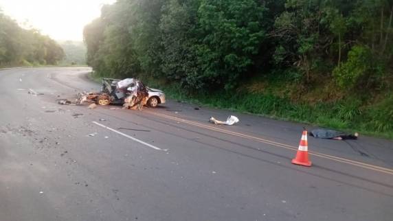 Acidente entre Corolla e caminhão ocorreu na manhã desta sexta-feira (13), no km 26, próximo à linha São João do Porto; vítimas morreram no local e trânsito opera em meia pista.
