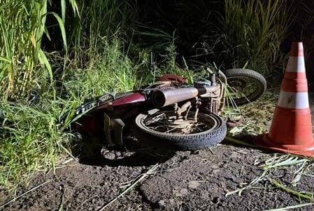 Vítima teria perdido o controle da moto e caído às margens da rodovia; trânsito flui em velocidade reduzida