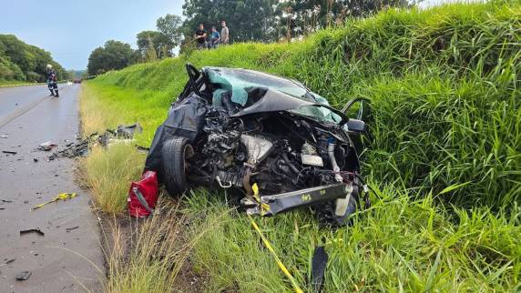 Acidente envolveu Volkswagen Polo e Ford Fusion; três pessoas ficaram feridas e foram encaminhadas para atendimento hospitalar