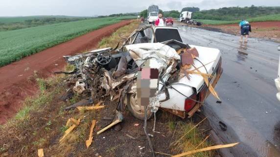 Acidente ocorreu na manhã de domingo (15); motorista do caminhão sofreu ferimentos leves