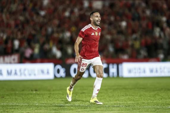 Colorado usou time alternativo e ganhou com gols de Aguirre, Thiago Maia e Zé Carlos (contra)