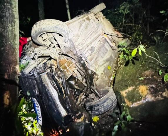 Uma das vítimas ficou presa às ferragens e apresentava suspeita de traumatismo cranioencefálico