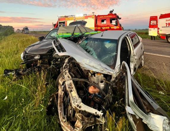 Acidente ocorreu sob forte neblina no km 20 e mobilizou Bombeiros, PRF e SAMU na madrugada desta terça-feira